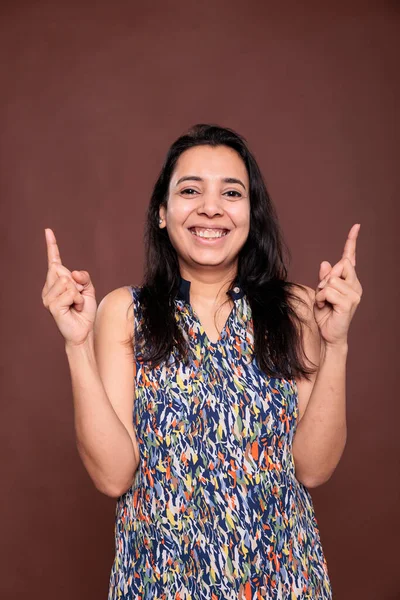Веселая Индийская Женщина Указывающая Вверх Указательными Пальцами Портрет Рекламный Продукт — стоковое фото