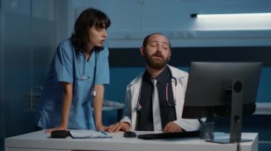 Hastane muayenesi sırasında erkek doktor tarafından uygunsuz bir şekilde dokunulup gece geç saatlere kadar çalışan bir tıp hemşiresi. Fiziksel istismardan muzdarip bir asistan.