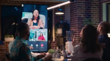 Proje yöneticisini dinleyen çalışanlar video konferans, iş arkadaşları video konferansı, gece telekonferansta konuşan meslektaşlar. Ofis çalışanları online tartışma.