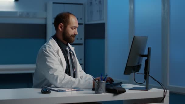Lékař Praktického Lékaře Který Sedí Stolem Pracuje Pozdě Noci Diagnóze — Stock video