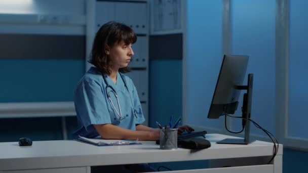 Porträt Einer Krankenschwester Die Stundenlang Krankenhausbüro Arbeitet Während Sie Medizinische — Stockvideo
