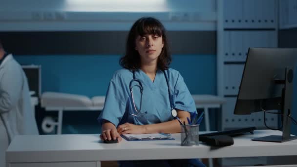 Hausärztin Krankenschwester Sitzt Schreibtisch Und Arbeitet Stundenlang Der Patientendiagnose Und — Stockvideo