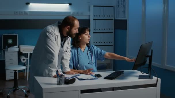 Klinik Personeli Nin Hasta Hastalıkları Hakkındaki Uzmanlığını Analiz Ediyor Sağlık — Stok video