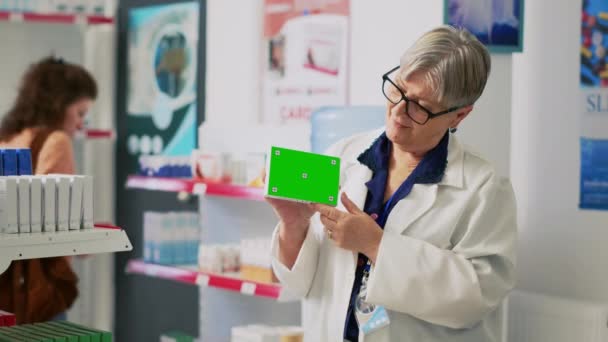 Arzthelferin Die Eine Schachtel Mit Medikamenten Mit Greenscreen Der Hand — Stockvideo