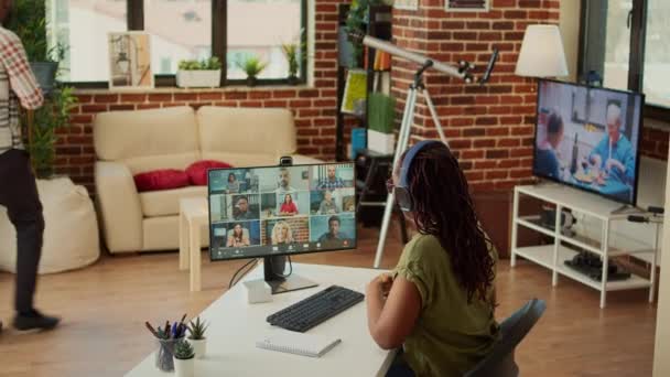 Mujer Freelancer Que Asiste Reunión Negocios Videocall Con Webcam Utilizando — Vídeos de Stock