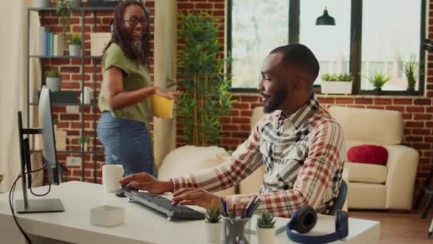 Irodai Alkalmazott Számítógépen Dolgozik Asztalnál Otthoni Távmunkát Végez Barátnőjével Fiatal — Stock videók