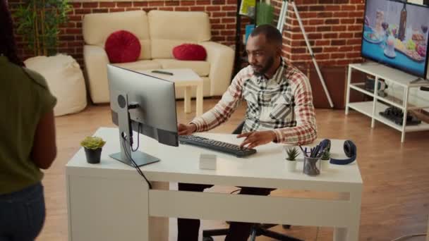 Африканский Американец Работающий Компьютером Столом Выполняющий Удаленную Работу Дома Девушкой — стоковое видео