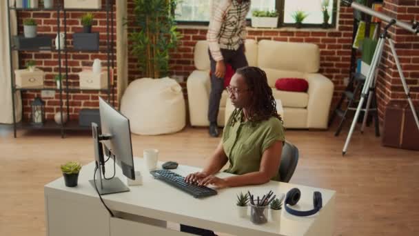 Start Mitarbeiter Die Ihren Computer Hause Mit Ihrem Lebenspartner Benutzen — Stockvideo