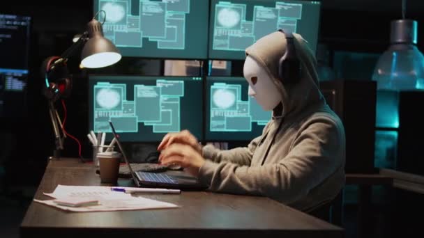 Jonge Dief Met Masker Hacken Computer Server Nachts Werken Aan — Stockvideo