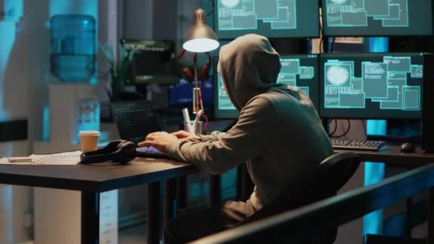 Impostor Com Máscara Hackear Servidor Computador Tarde Noite Trabalhando Laptop — Vídeo de Stock