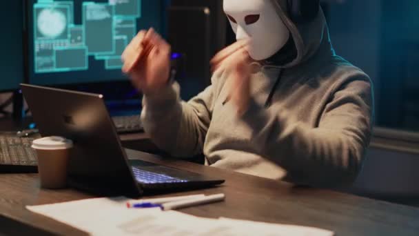 男性蒙面骗子从数据库程序中窃取信息 黑客攻击计算机硬件系统 戴面具的黑客在办公室制造病毒恶意软件 破坏It安全 — 图库视频影像
