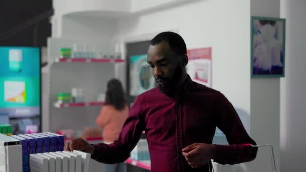 Afroameričan Kontroluje Krabice Vitamínů Prášků Dívá Balíčky Léků Mladý Dospělý — Stock video