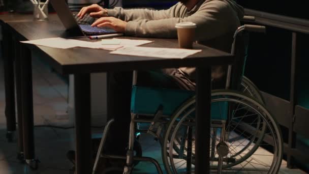 Joven Programador Escribiendo Código Fuente Oficina Tratando Con Discapacidad Física — Vídeo de stock