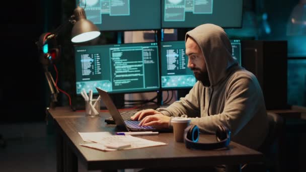 사이버 시스템을 해킹하고 모니터의 데이터를 훔치는 도둑이요 후드를 커피를 마시고 — 비디오