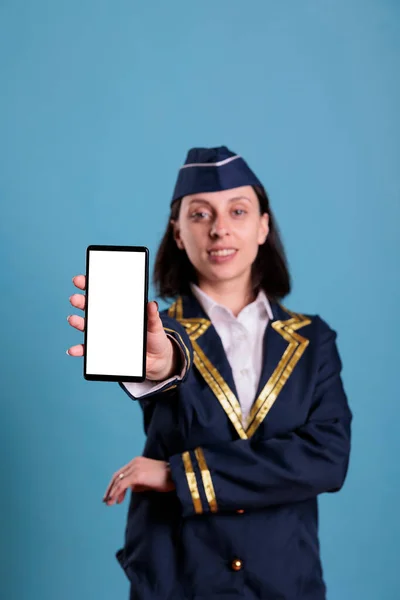 Lächelnde Flugbegleiterin Zeigt Modernes Telefon Mit Weißem Bildschirm Smartphone App — Stockfoto