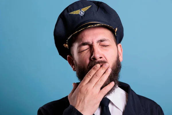 Κουρασμένος Πιλότος Αεροπλάνου Χασμουρητό Closeup Εξαντλημένος Αεροπόρος Καλύπτει Ανοιχτό Στόμα — Φωτογραφία Αρχείου
