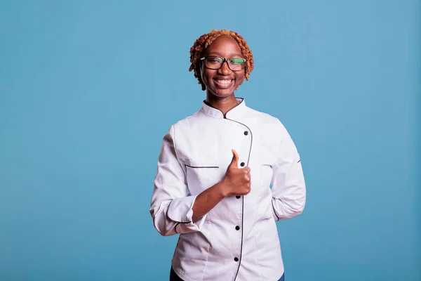 Cocina Afroamericana Profesional Sonriendo Con Gesto Afirmativo Mano Chef Risueño — Foto de Stock