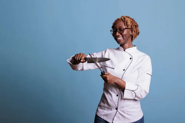 Chef Mujer Afroamericana Uniforme Afilando Cuchilla Profesional Antes Comenzar Turno — Foto de Stock