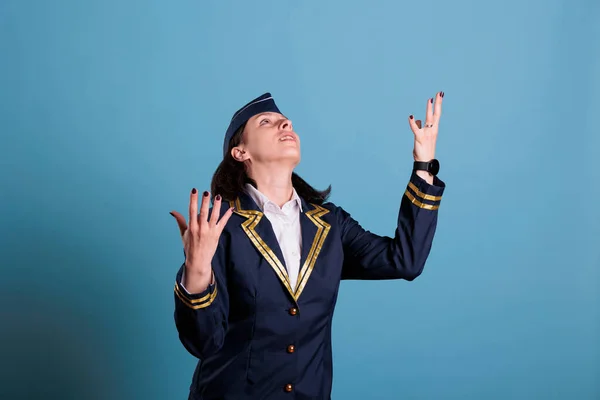 身着制服的空服员乞讨 向上帝祈祷 向上看 举手表决天空 带着满脸希望的表情的女管家 空姐崇拜 — 图库照片