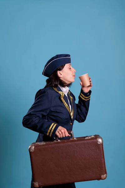 Asistente Vuelo Uniforme Aerolínea Profesional Llevando Maleta Bebiendo Café Para — Foto de Stock
