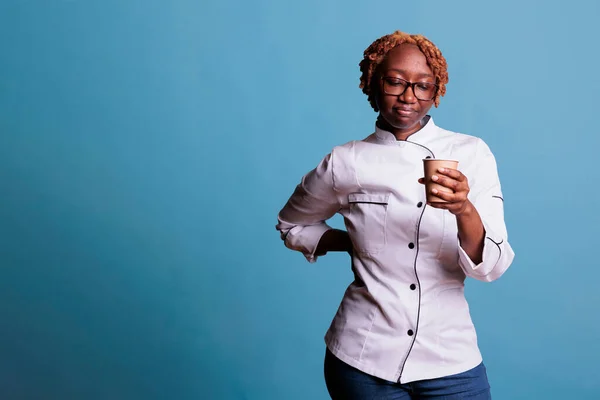Afro Amerikaanse Kok Duur Met Droevige Uitdrukking Zoek Naar Wegwerpkoffie — Stockfoto