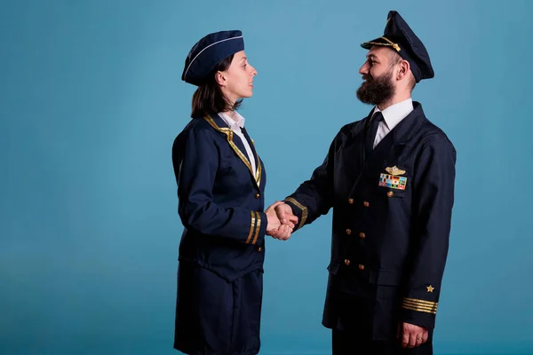 Lächelnder Flugzeugpilot Und Flugbegleiter Beim Händeschütteln Flugzeugbesatzung Professioneller Uniform Beim — Stockfoto