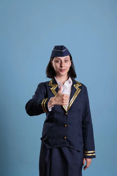 Uśmiechnięta Stewardessa Kciukami Górze Stewardessa Akademii Lotniczej Znakiem Aprobaty Młoda — Zdjęcie stockowe