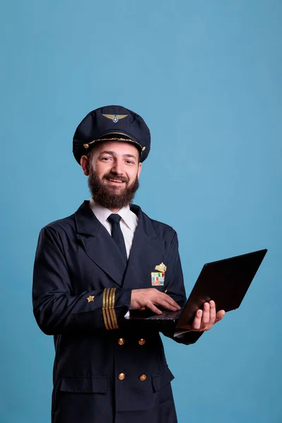 Smiling Airliner Pilot Using Laptop Typing Message Side View Middle — Stock Photo, Image