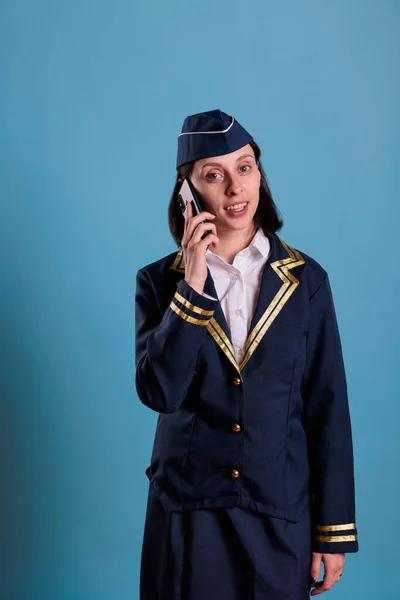 Glimlachende Stewardess Aan Het Praten Smartphone Mobiele Telefoon Vasthoudend Converserend — Stockfoto