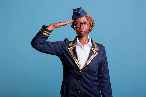 Retrato Azafata Femenina Ondeando Vestida Con Uniforme Aerolínea Mujer Afroamericana — Foto de Stock