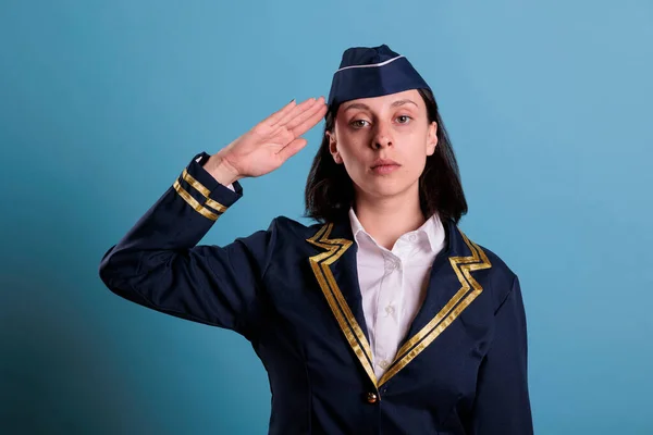 Junge Stewardess Salutiert Trägt Uniform Steht Und Blickt Die Kamera — Stockfoto