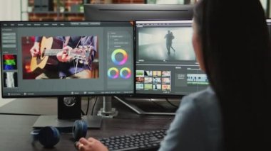 Kadın görüntü yönetmeni, post prodüksiyon stüdyosunda video montajı yapıyor. Yaratıcı yazılımda görüntü kalitesini arttırıyor. Film ya da film üzerinde çalışan sanatçı tasarımcısı, film endüstrisi.