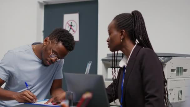 Mladá Nemocná Osoba Vyplňuje Lékařské Formuláře Recepci Nemocnice Mluví Recepční — Stock video