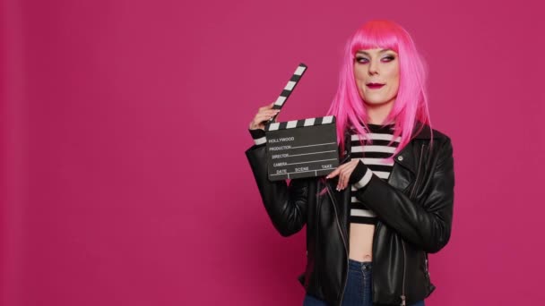 Glamour Beztroska Kobieta Trzymając Film Łupek Mówiąc Działania Przygotowuje Się — Wideo stockowe