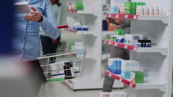 Receptre Kapható Gyógyszeres Dobozt Keres Polcokon Kiegészítőket Tart Kezében Olvassa — Stock videók