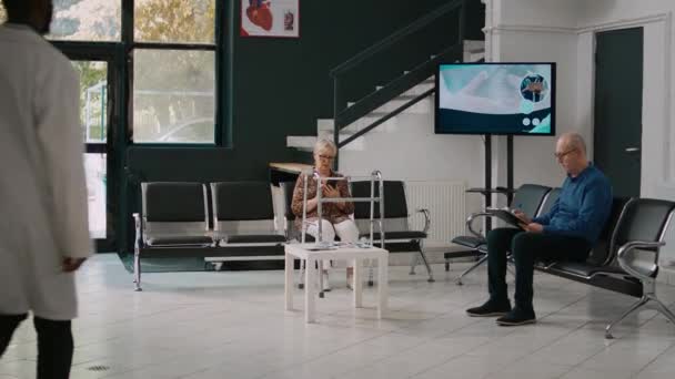 Gesundheitsspezialist Besucht Untersuchung Mit Älteren Frau Bringt Patient Kabinett Und — Stockvideo
