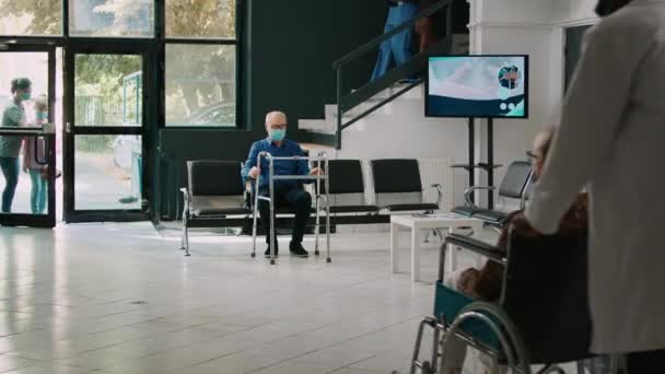 Niño Pequeño Madre Visitando Paciente Anciano Las Instalaciones Llevando Flores — Vídeos de Stock