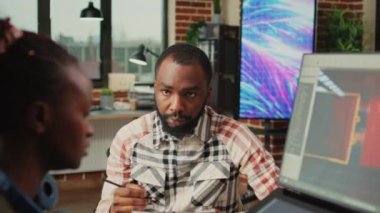 Yazılım şirketi çalışanları oyun tasarımı fikirleri üzerinde beyin fırtınası yapıyor, sanatsal geliştirme yazılımına bakıyor. 3D modern proje yaratmak için CGI tekniğini analiz eden yaratıcı ajans arkadaşları.