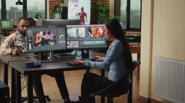 Asyalı film yapımcısı, kurgu yazılımıyla film kalitesi üzerinde çalışıyor. Ajans stüdyosunda birden fazla monitör kullanıyor. Yapım evi yaratıcı sanatçısı ses ve video montajı yaratıyor.