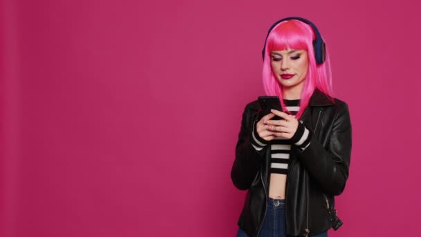 Menő Trendi Személy Zenét Hallgat Használja Közösségi Média Okostelefonon Élvezi — Stock videók