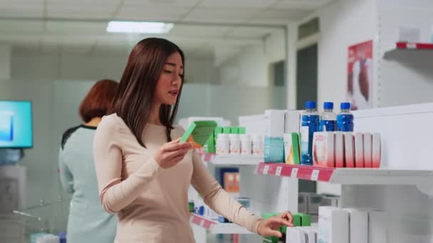 Női Ügyfél Gyógyszerészeti Szórólapot Olvas Gyógyszertárban Gyógyszereket Ellenőriz Hogy Egészségügyi — Stock videók