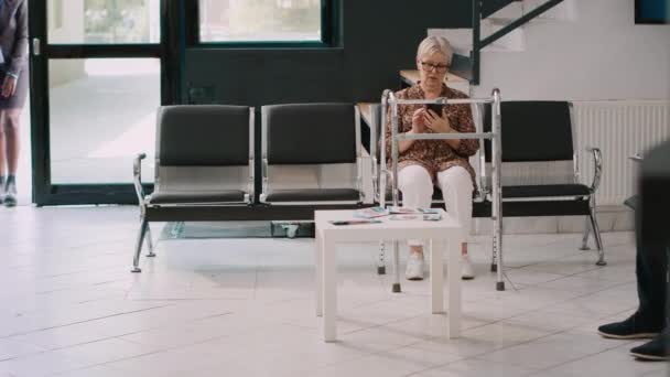 Afrykański Lekarz Zabiera Starszą Kobietę Konsultację Starszy Pacjent Siedzi Poczekalni — Wideo stockowe