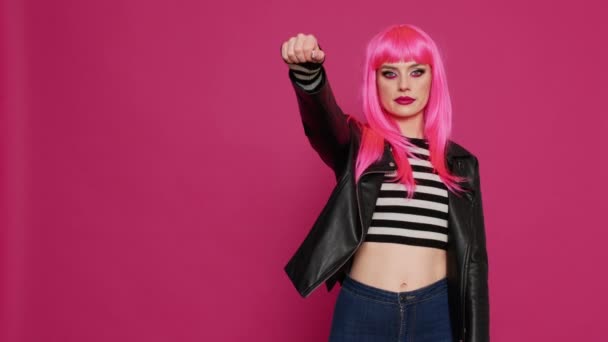 Cool Punk Femme Montrant Pouces Vers Bas Signe Studio Montrant — Video