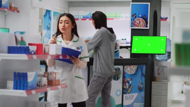 Asijští Zaměstnanci Zákazníci Lékárně Monitorem Zelených Clon Lékárníci Pracují Izolovaným — Stock video