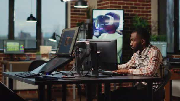 Afro Amerikaanse Web Developer Werkt Artistieke Kantoor Cgi Inhoud Creëren — Stockvideo