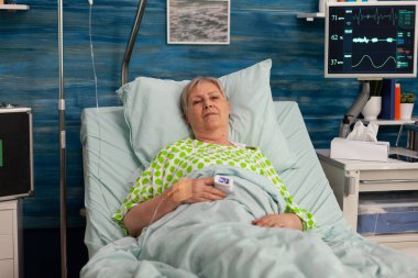 Huzurevinde yatan yaşlı kadın kronik sağlık sorunları için özel bakım görüyor. Hastalıklı yaşlı yetişkin, tıbbi tesiste ameliyattan sonra dinleniyor..