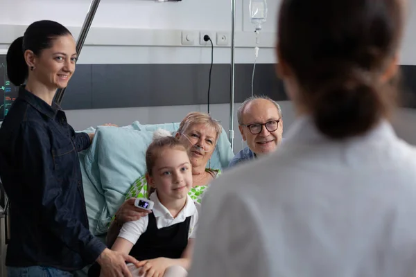 Starsza Kobieta Rodzina Pytająca Wyniki Badań Nierozpoznawalny Lekarz Rozmawiający Pacjentką — Zdjęcie stockowe