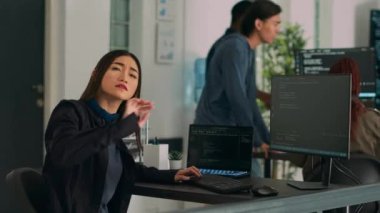 Asyalı kodlayıcı, başlarını holografik sunucu koduyla işe çeviriyor, terminal penceresine html betiği yazıyor. Uygulama veritabanı hologramıyla çalışan yazılım mühendisi, yazım sistemi algoritması.