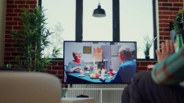 Çok ırklı bir arkadaş grubu televizyon kanalında film seyrediyor, bira içiyor ve abur cubur yiyor. Mutlu insanlar eğlence evinde televizyon programında drama ya da TV şovu izliyorlar..