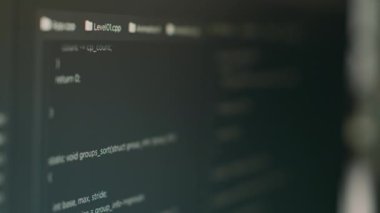 Ajans ofisinde yeni bir kullanıcı arayüzü uygulaması yaratmak için programlama ve kodlama teknolojisi geliştiren bilgisayar monitörü. Algoritmayı kontrol etmek ve güvenlik sistemini planlamak için veritabanı kodu. Kapat..